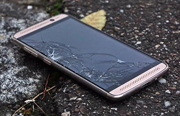 Deze mensen zijn de grootste brokkenpiloten met hun smartphonescherm