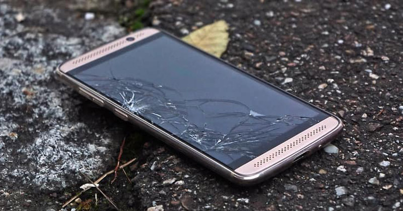 Deze mensen zijn de grootste brokkenpiloten met hun smartphonescherm